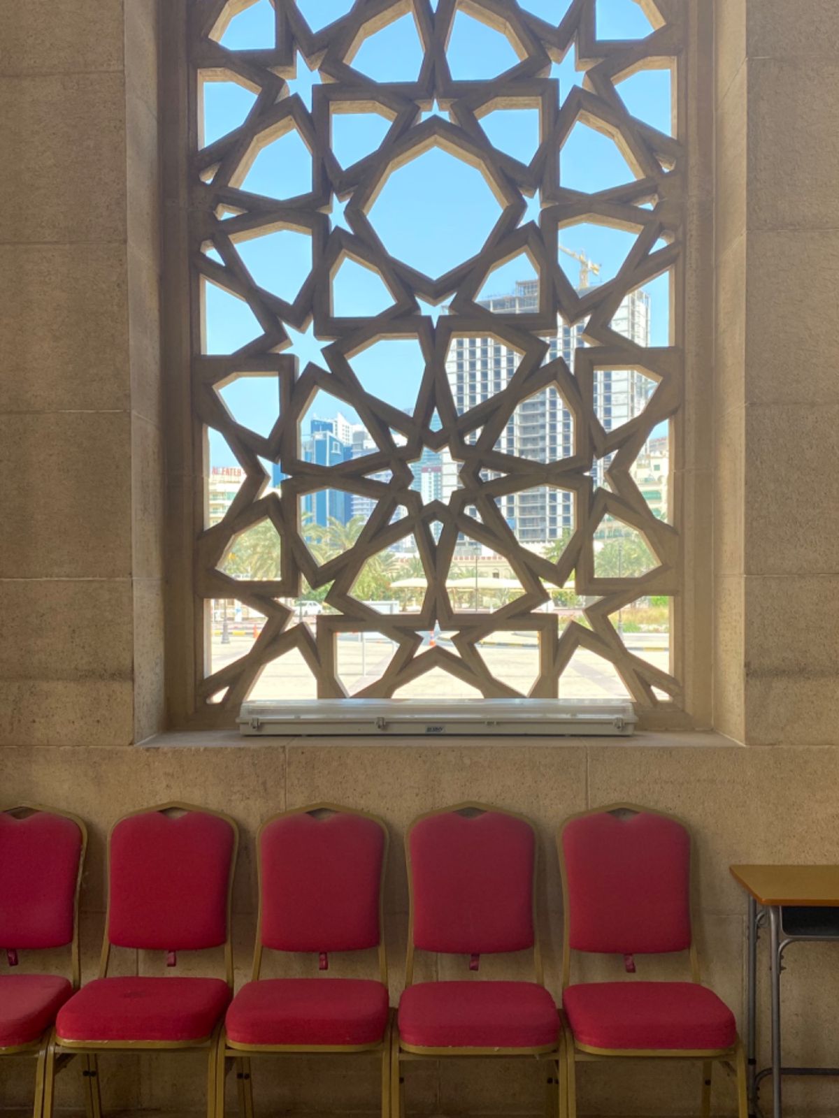 何のためにティッシュが収まるようになってるんだろう🤔


窓の枠が何気なく...