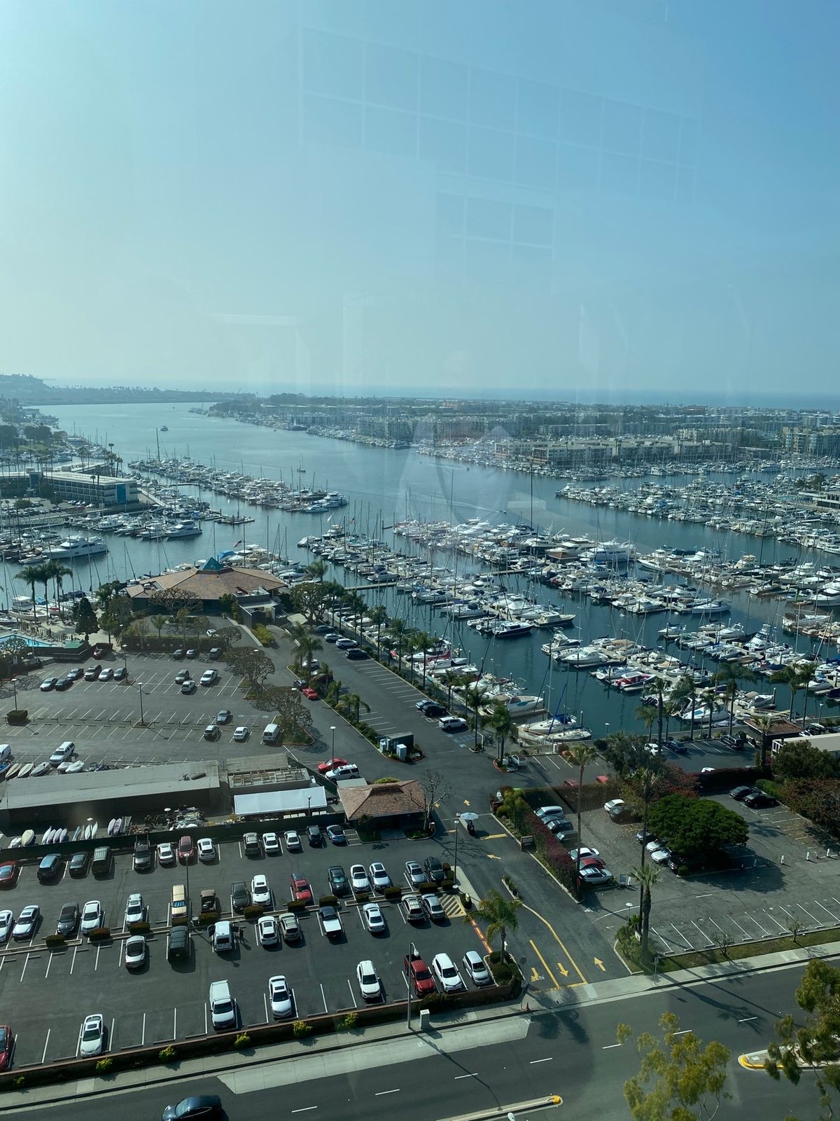 マリーナデルレイという全米最大のヨットハーバーに隣接するタワーマンション
...