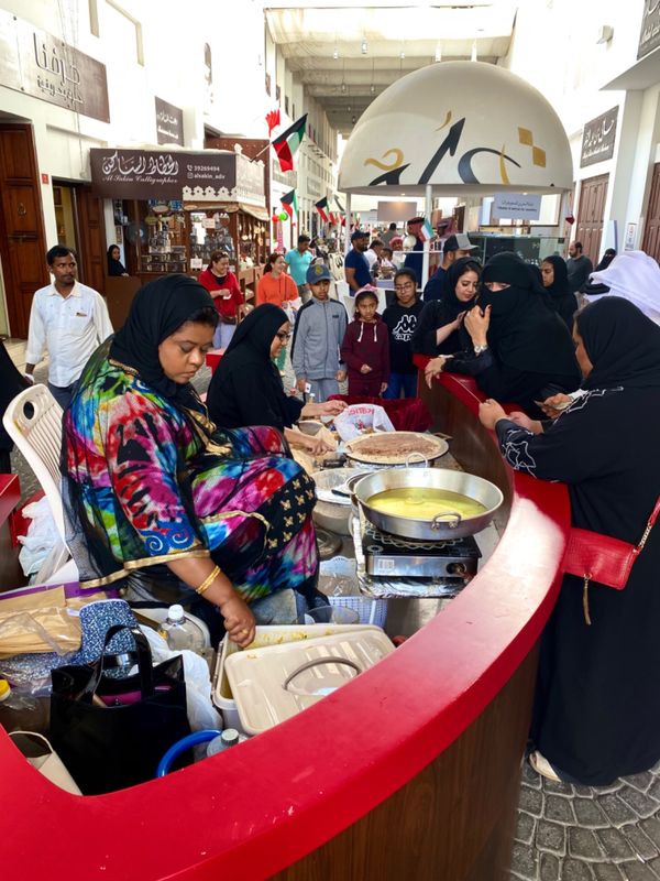 バーレーン・マナマ「1日弾丸バーレーン旅行」の写真：スーツの様子

1枚目の手前のお姉さんが...