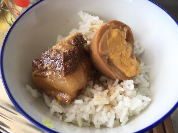 ベトナム「ベトナム」の写真：アヒルの卵と豚の角煮、フクロタケ入りのお...