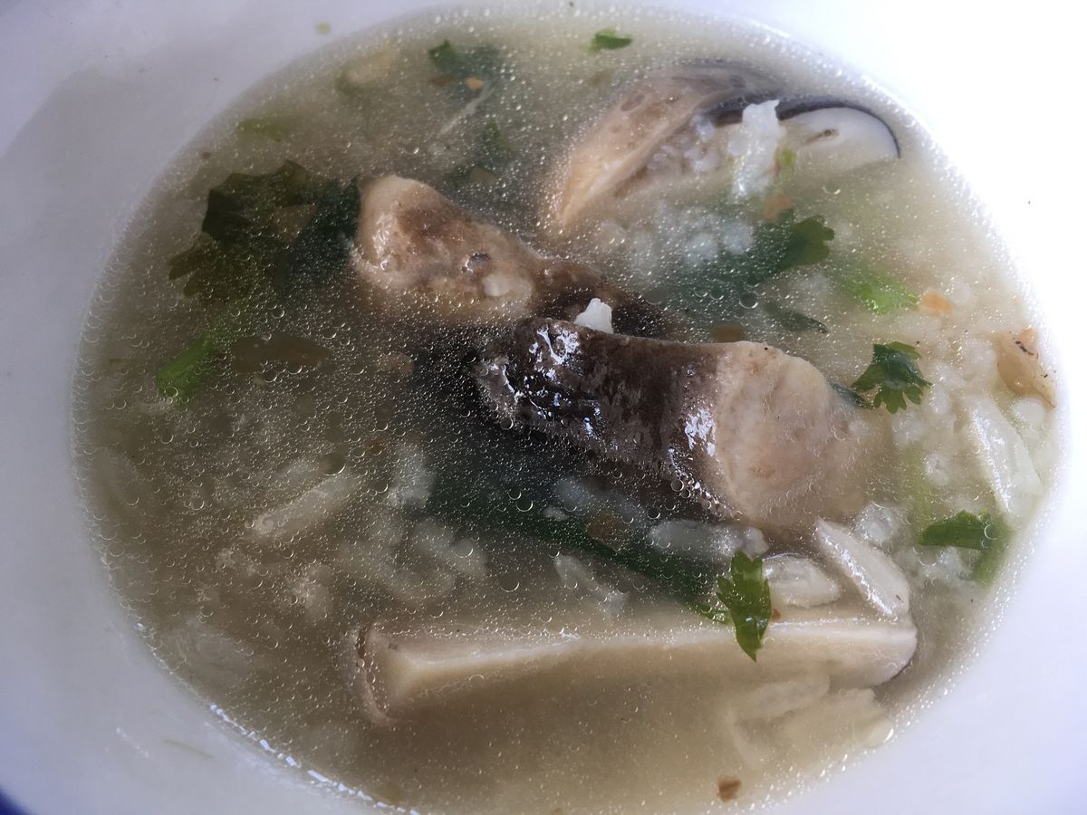 アヒルの卵と豚の角煮、フクロタケ入りのお粥、アヒル焼き、カインチュア(酸味...