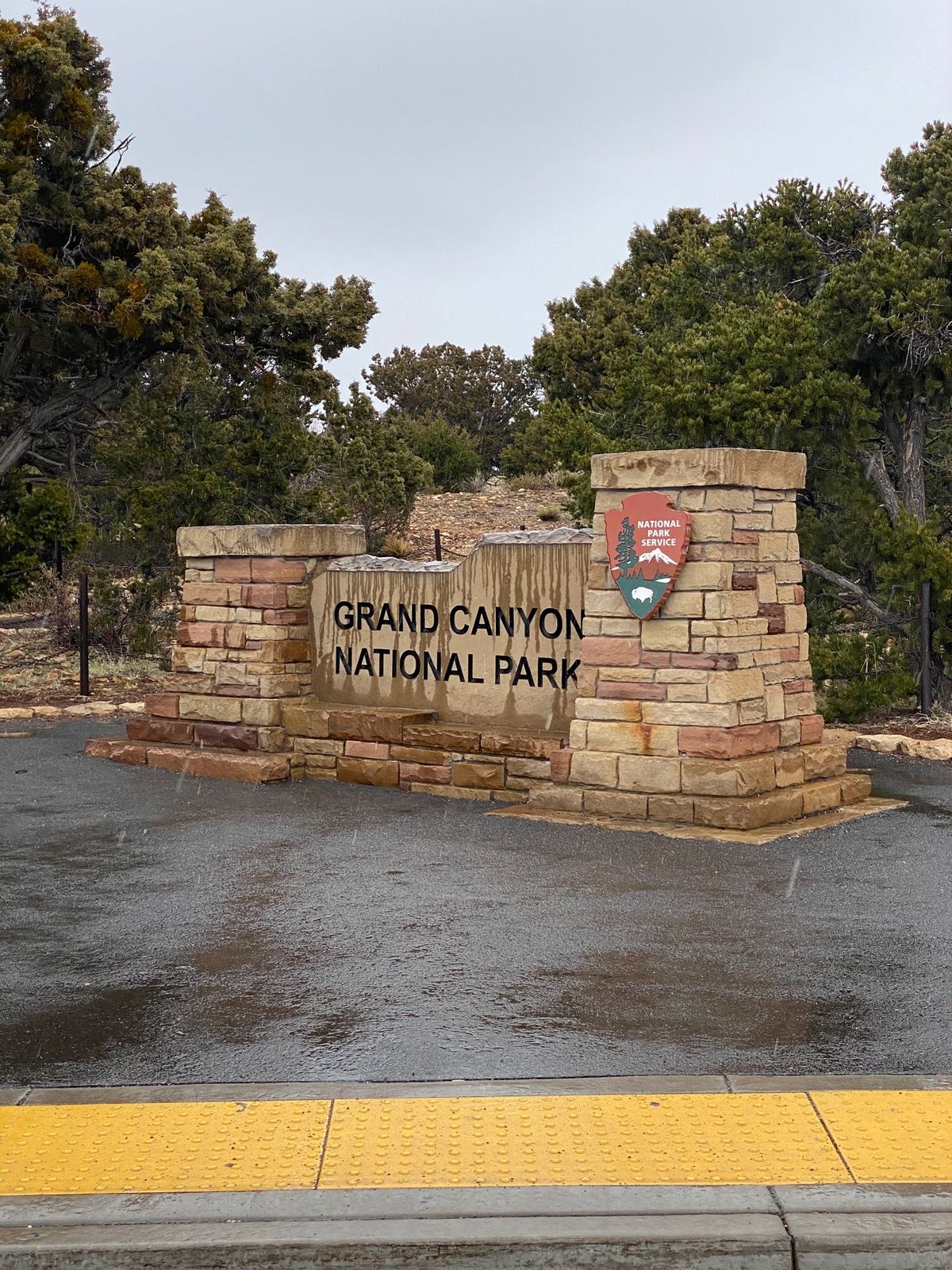 セスナに乗ってグランドキャニオンへ
朝5時起きで1.5時間ぐらいかけて、東...