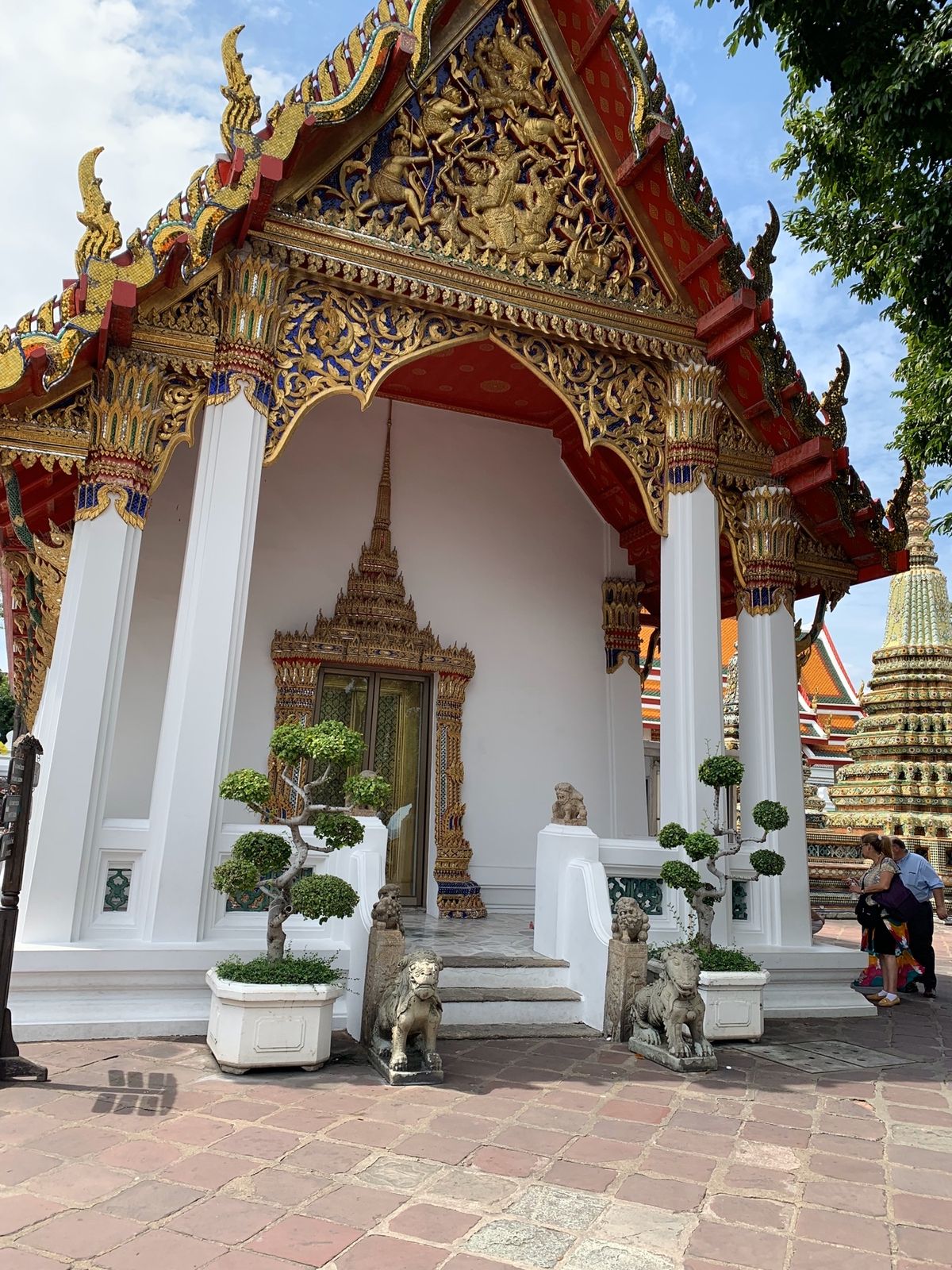 最終日
みんなもご存知ワット・ポーへ
カラフルで豪華でとっても素敵だった✨...