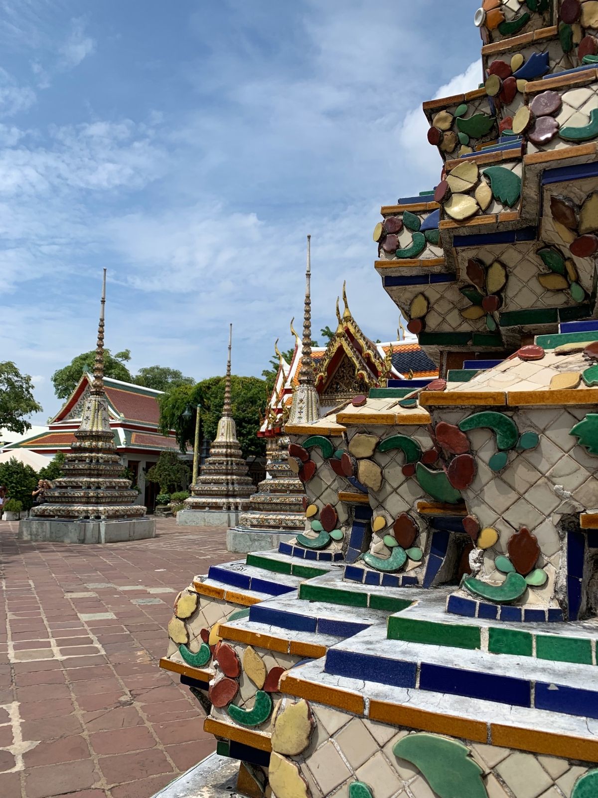 最終日
みんなもご存知ワット・ポーへ
カラフルで豪華でとっても素敵だった✨...