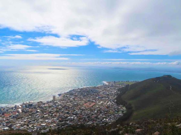 南アフリカ・ケープタウン「ペンギン調査に参加！」の写真：ライオンズヘッドからの眺め
頂上に着く前...