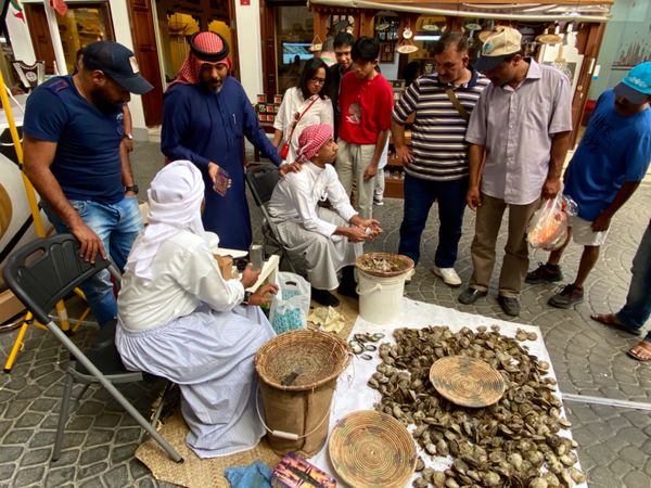 バーレーン・マナマ「1日弾丸バーレーン旅行」の写真：裏路地のほうをブラリし終わって
人の山な...