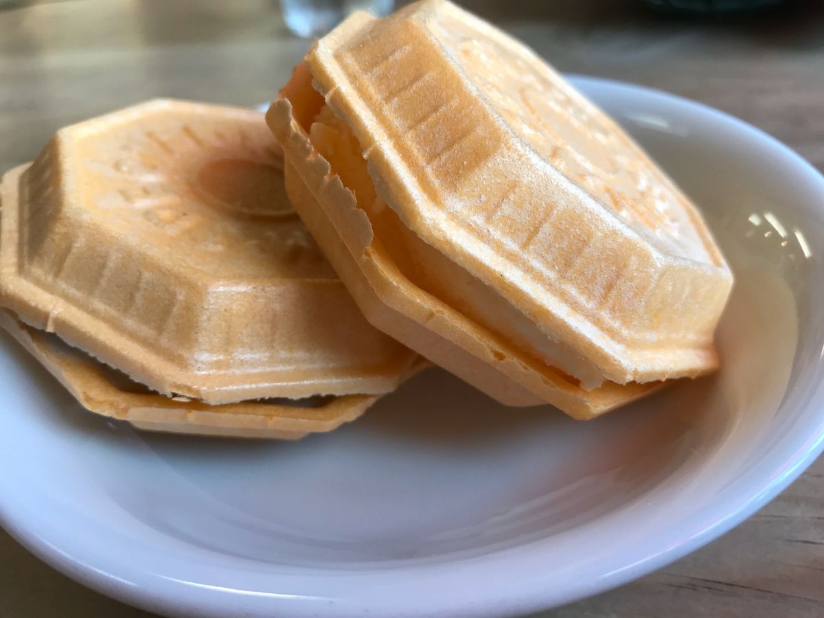 尾道で食べた、あかとらの海鮮丼とアイス最中
広島焼きのお店で食べた牡蠣が絶品

