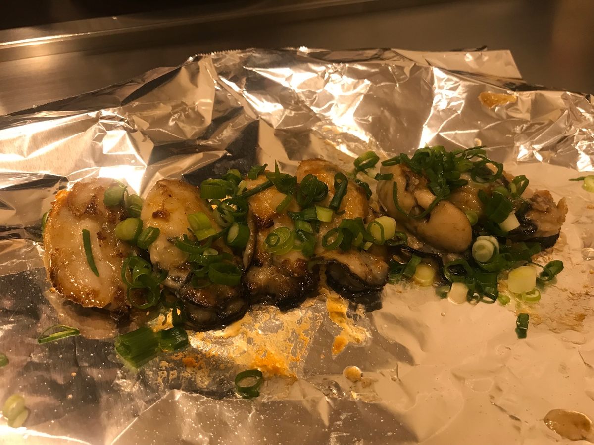 尾道で食べた、あかとらの海鮮丼とアイス最中
広島焼きのお店で食べた牡蠣が絶品
