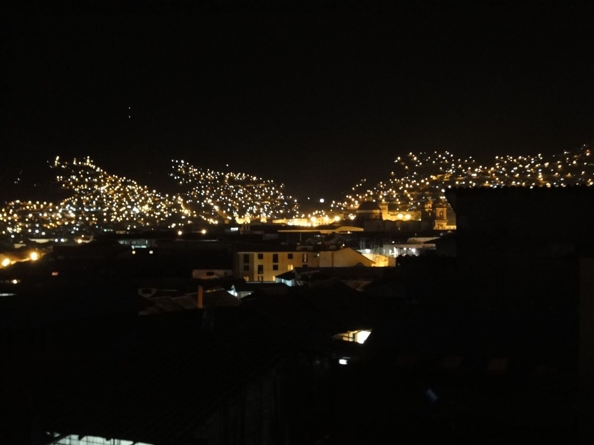 クスコの街の夜景は、まるで空に浮き上がっているかのよう。

クスコは山に囲...