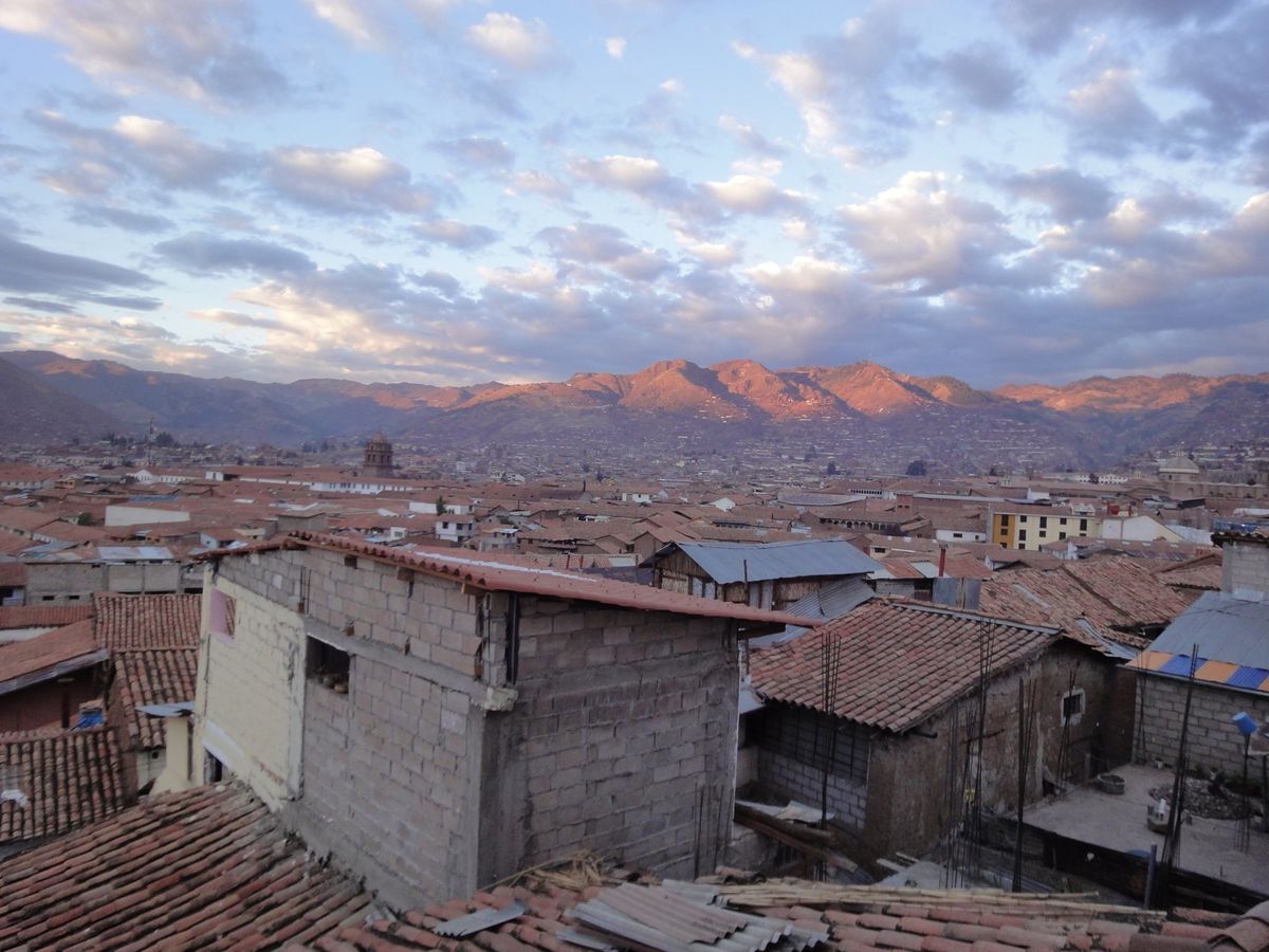 クスコの街の夜景は、まるで空に浮き上がっているかのよう。

クスコは山に囲...