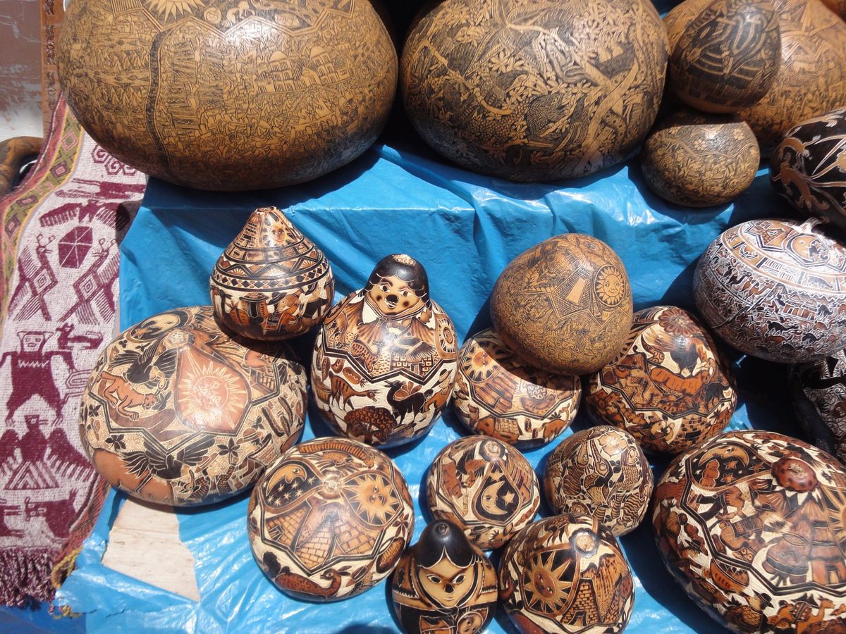 チンチェーロの町のお土産屋さん。
店のおじさんが店先で乾いた植物の実を彫っ...