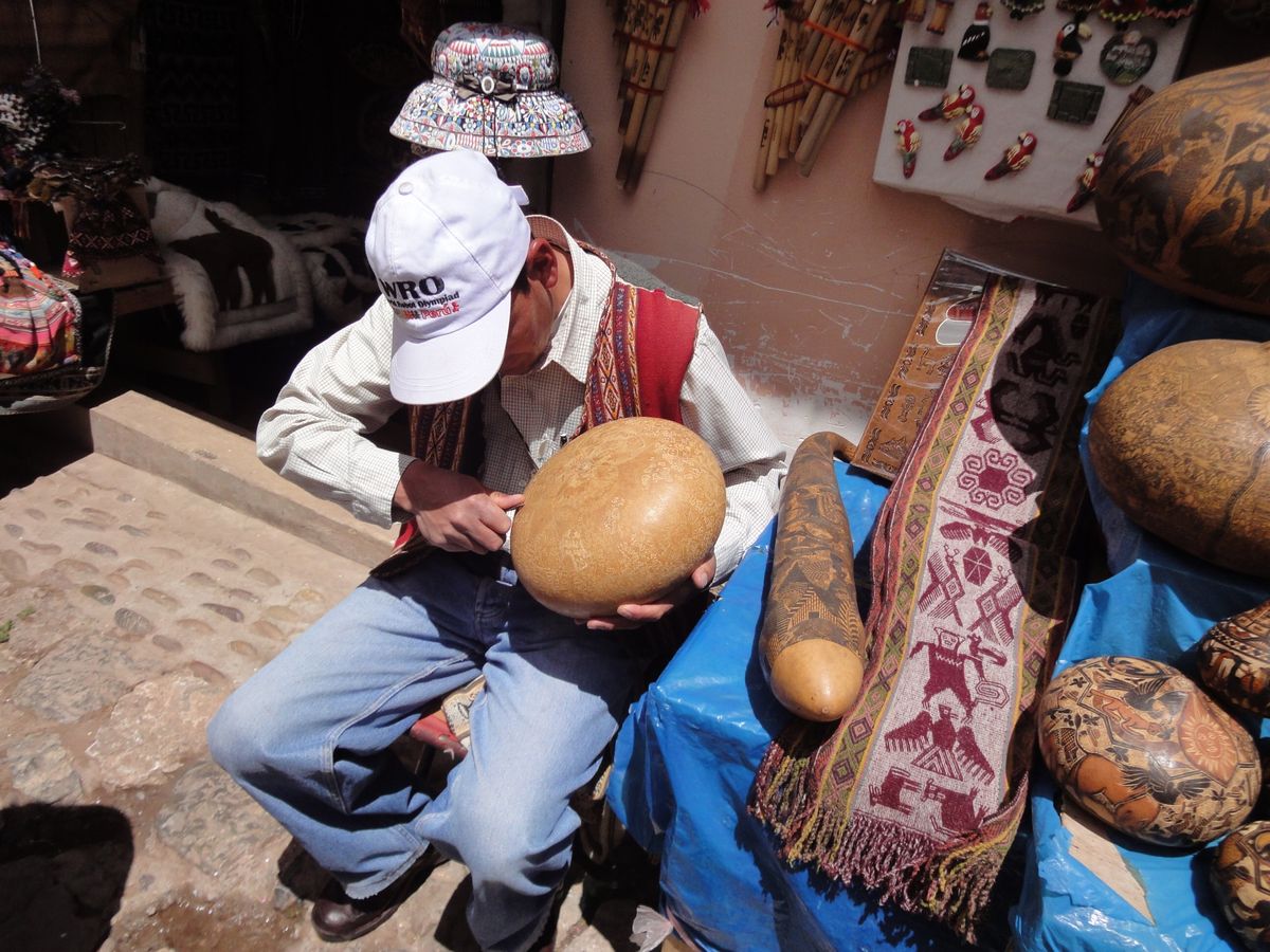 チンチェーロの町のお土産屋さん。
店のおじさんが店先で乾いた植物の実を彫っ...