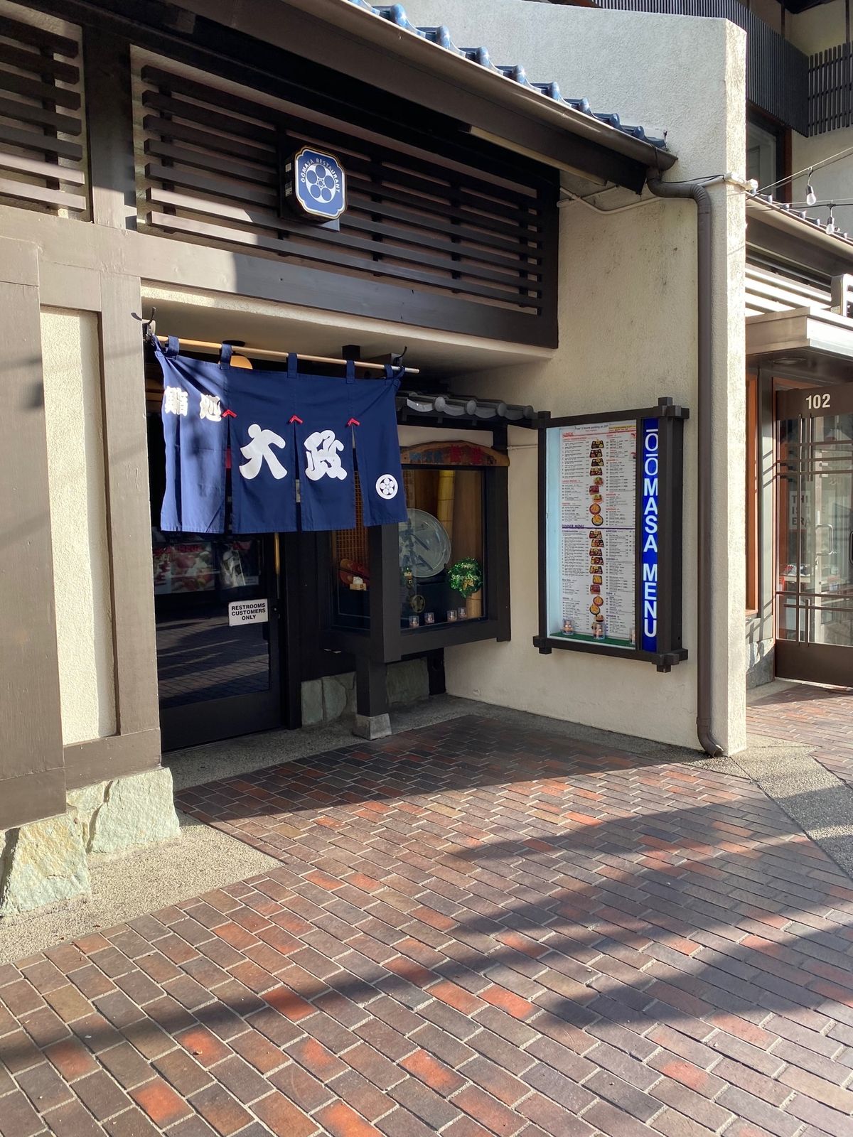 ロサンゼルス、ダウンタウンのリトルトーキョー
バーガー、タコス、ピザが基本...