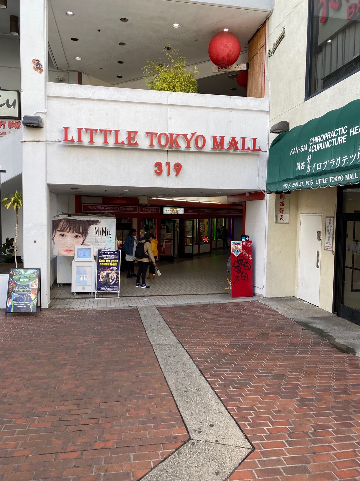 ロサンゼルス、ダウンタウンのリトルトーキョー
バーガー、タコス、ピザが基本...