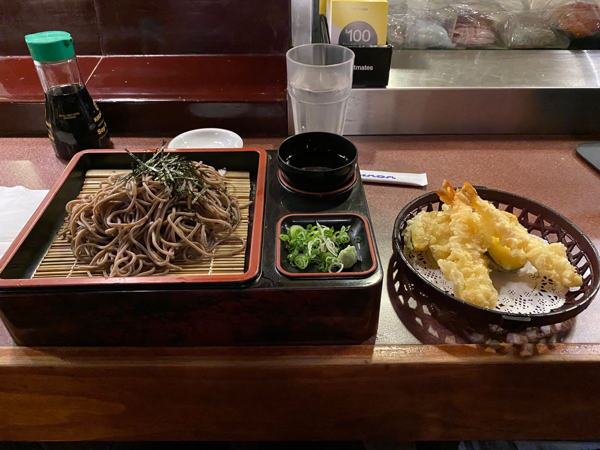 ロサンゼルス、ダウンタウンのリトルトーキョー
バーガー、タコス、ピザが基本...