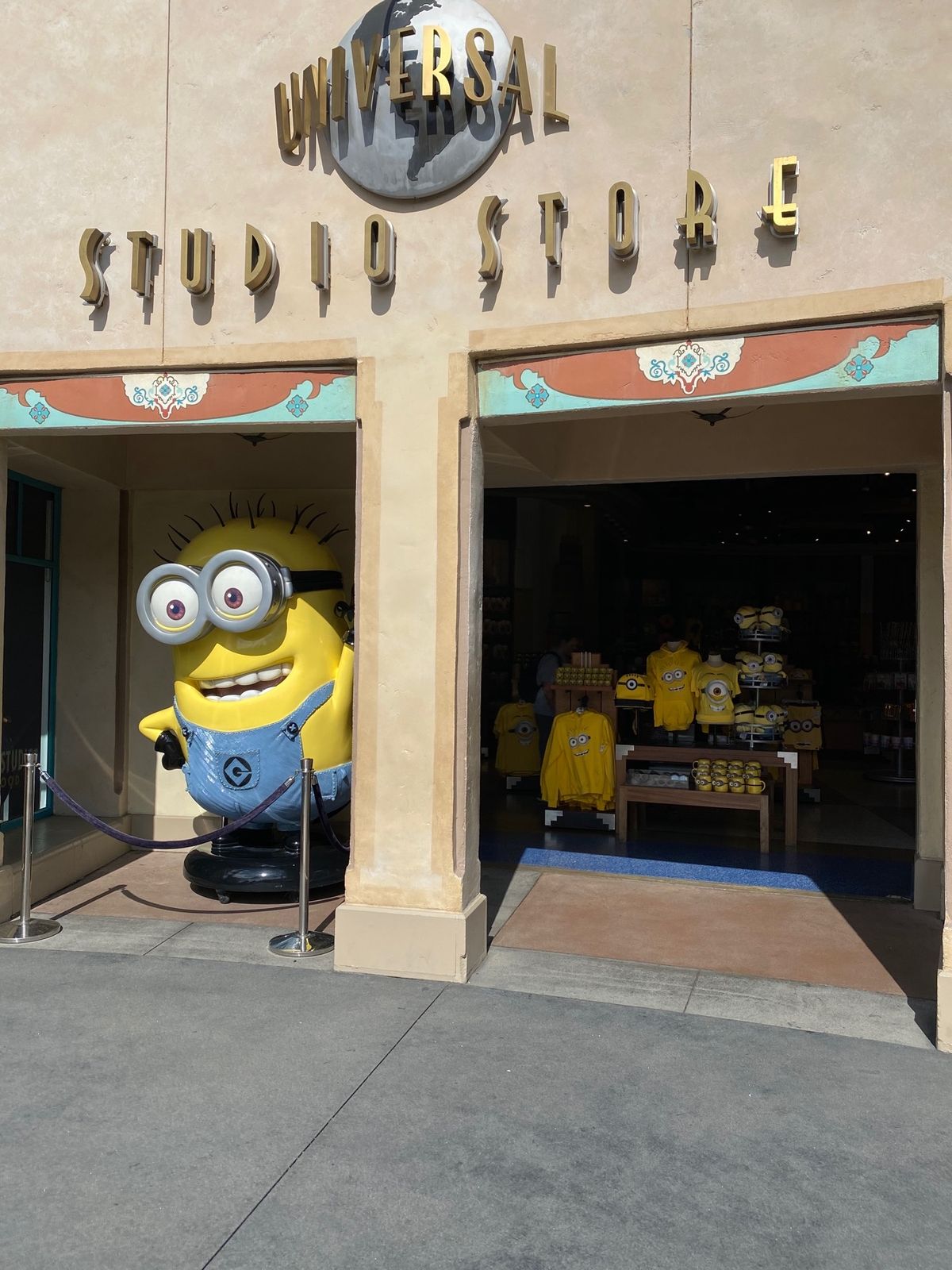 ユニバーサルスタジオハリウッド
USHっていうらしい

実際の撮影スタジオ...