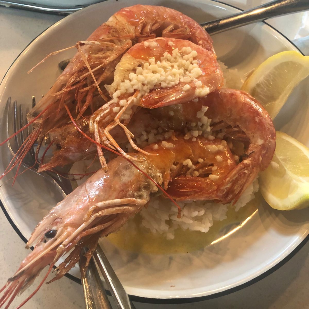 ウォーターフロントにあるフードマーケットの一画でシーフードに舌鼓😋

テリ...