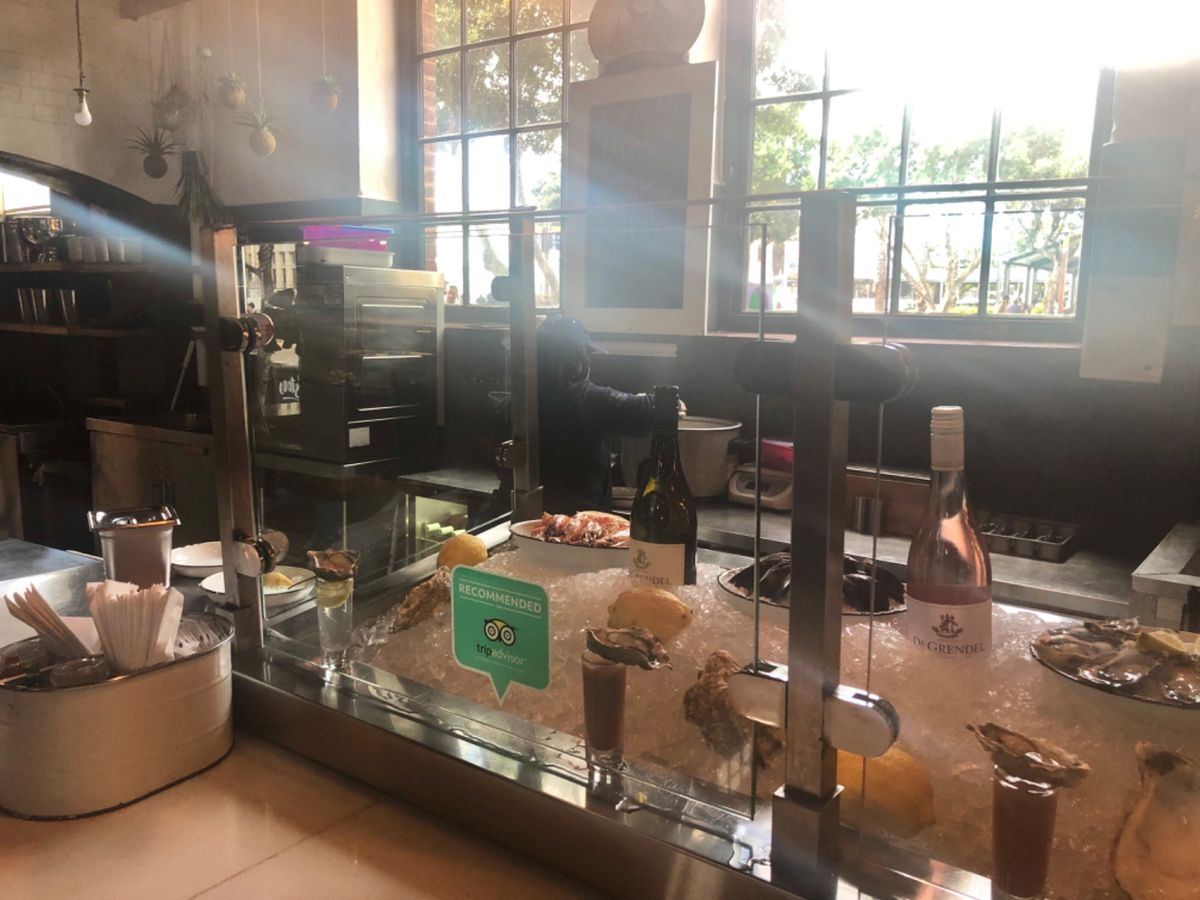 ウォーターフロントにあるフードマーケットの一画でシーフードに舌鼓😋

テリ...