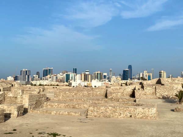 バーレーン・マナマ「1日弾丸バーレーン旅行」の写真：バーレーン要塞

近代建築と遺跡のコント...