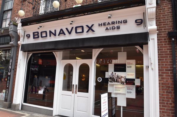 アイルランド・Dublin「2016/5 Ireland」の写真：U2特集。
ボノの名前由来の店。
ボノと...