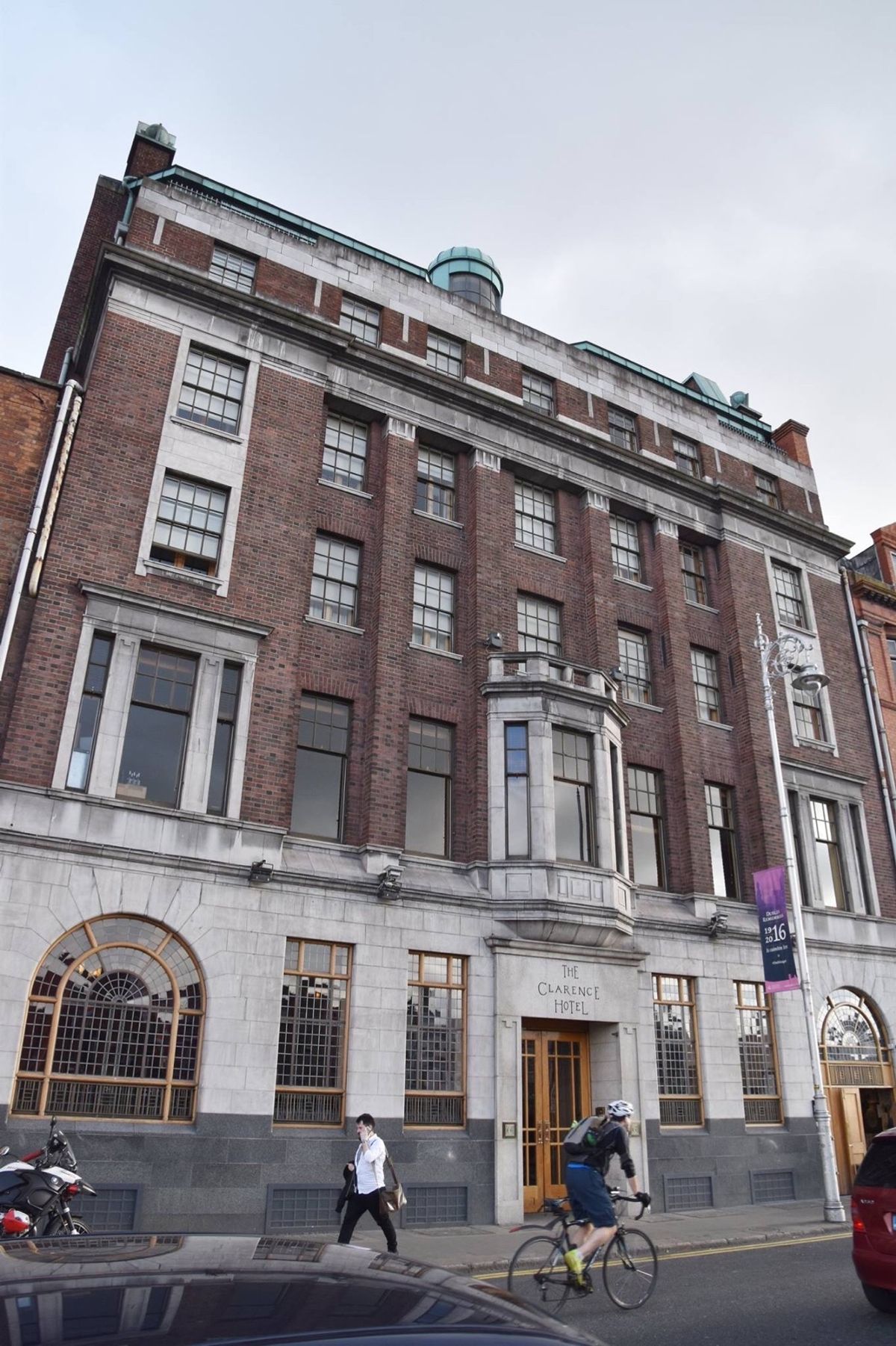 U2特集。
ボノの名前由来の店。
ボノとエッジが経営していたホテル。
郊外...