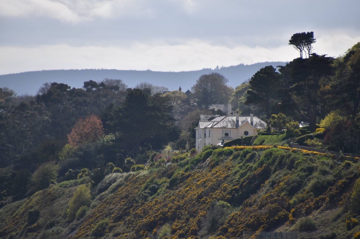 U2特集。
ボノの名前由来の店。
ボノとエッジが経営していたホテル。
郊外...