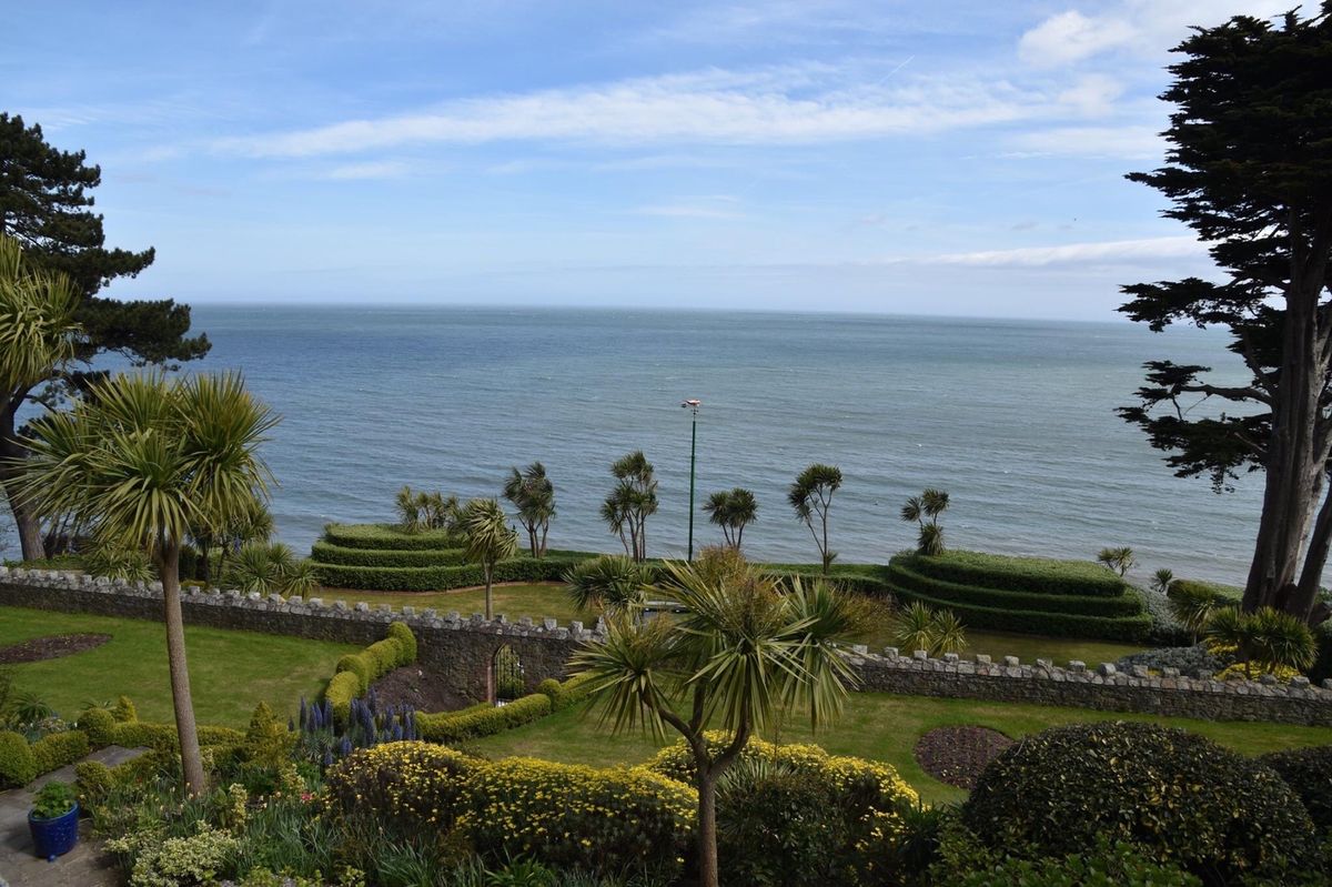 U2特集。
ボノの名前由来の店。
ボノとエッジが経営していたホテル。
郊外...