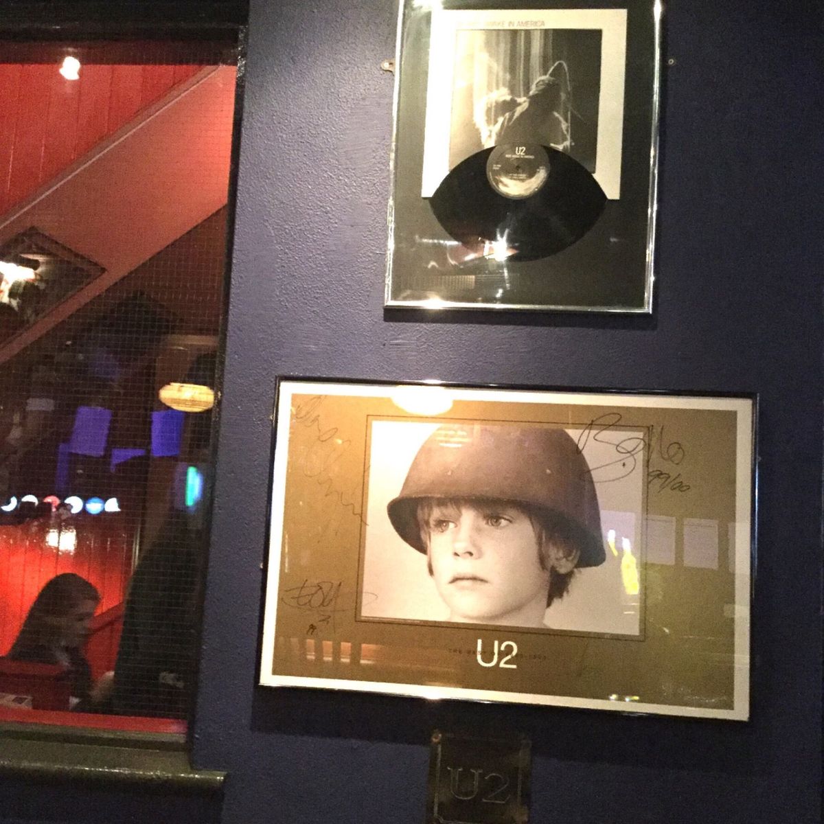 こちらもU2特集。
キャプテン・アメリカに飾ってあった記念品。