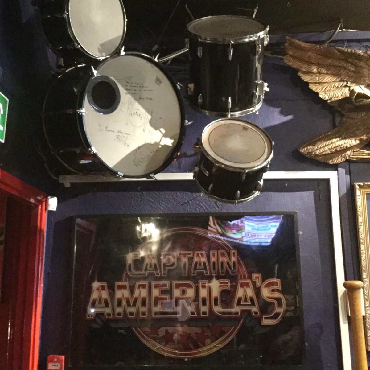 こちらもU2特集。
キャプテン・アメリカに飾ってあった記念品。