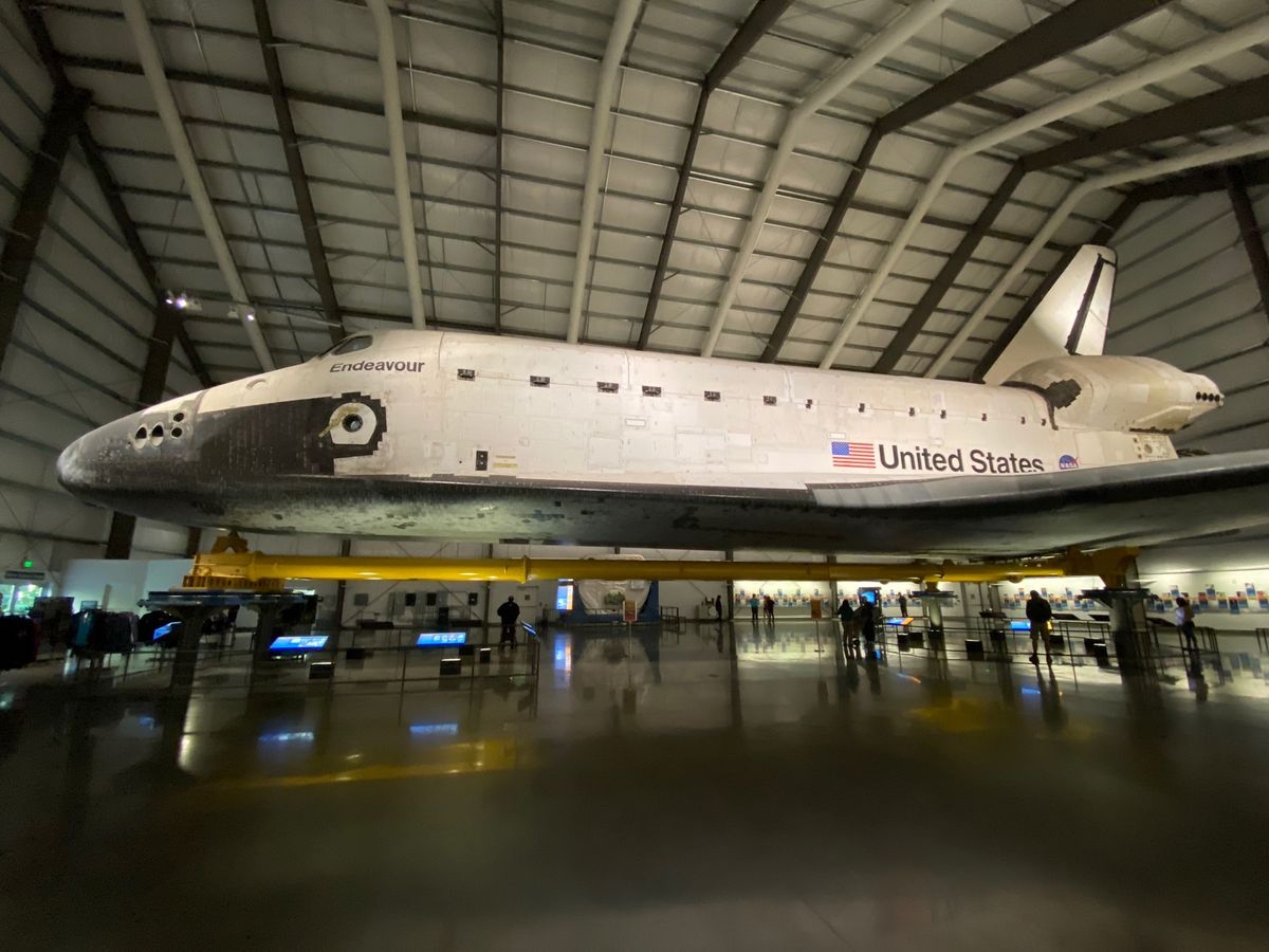 スペースシャトルエンデバーの実機展示のあるカリオフォルニアサイエンスセンタ...