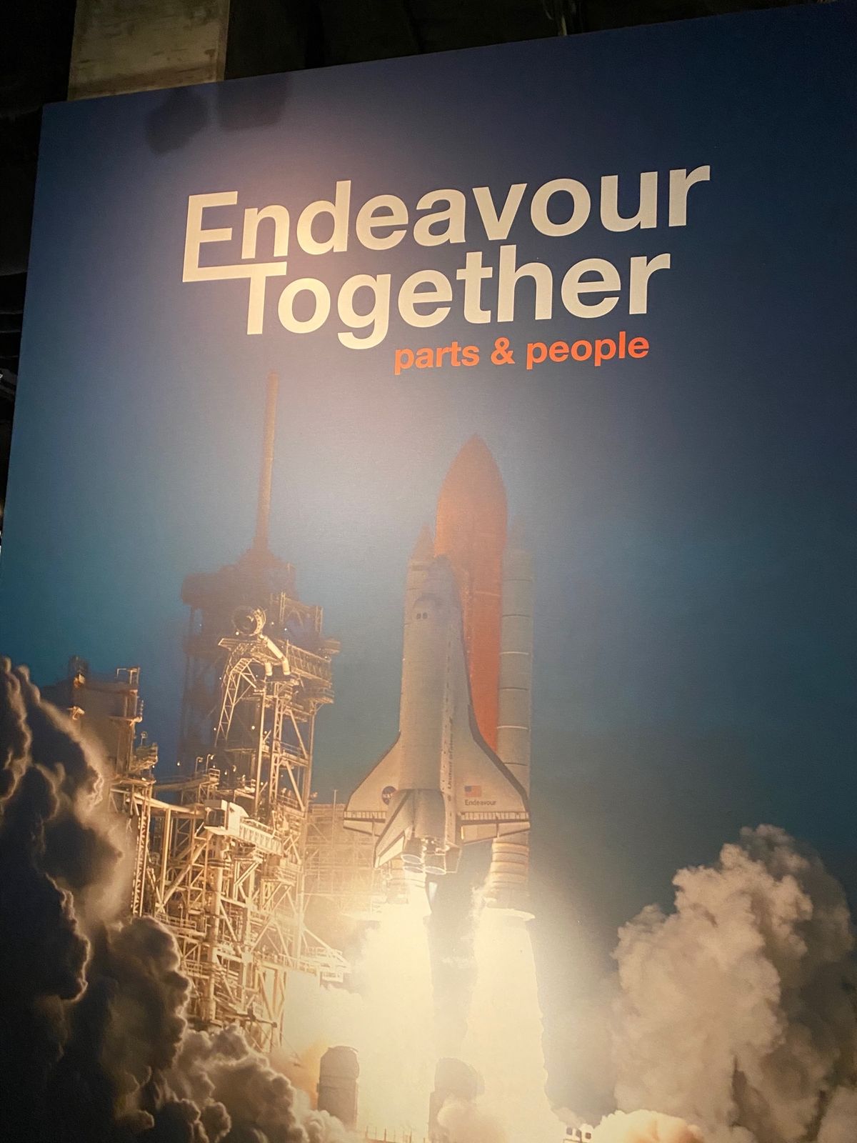 スペースシャトルエンデバーの実機展示のあるカリオフォルニアサイエンスセンタ...