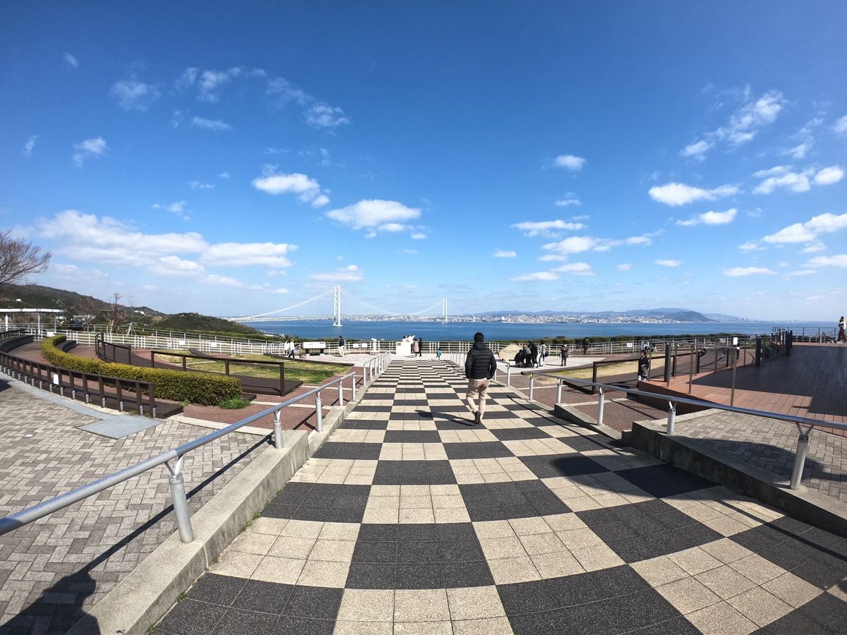 サービスエリアには観覧車もあったりして。観光客もけっこう多かった❗️青空が...