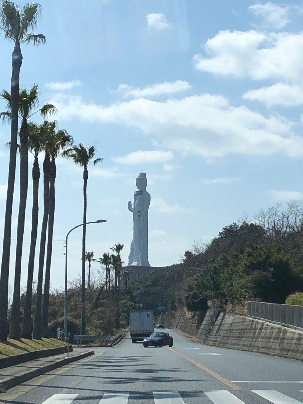 サービスエリアには観覧車もあったりして。観光客もけっこう多かった❗️青空が...