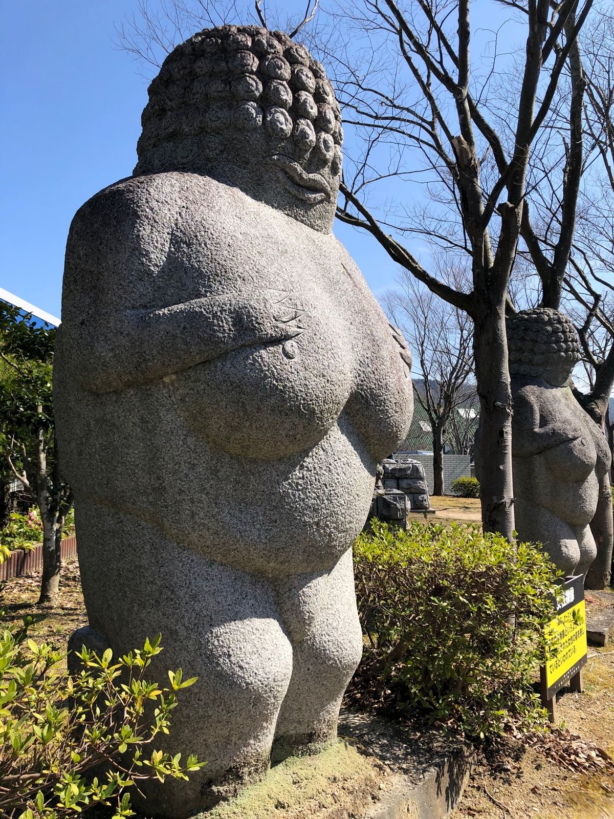 太陽公園は石のエリアと城のエリアに分かれていて、まずは石のエリア。凱旋門が...