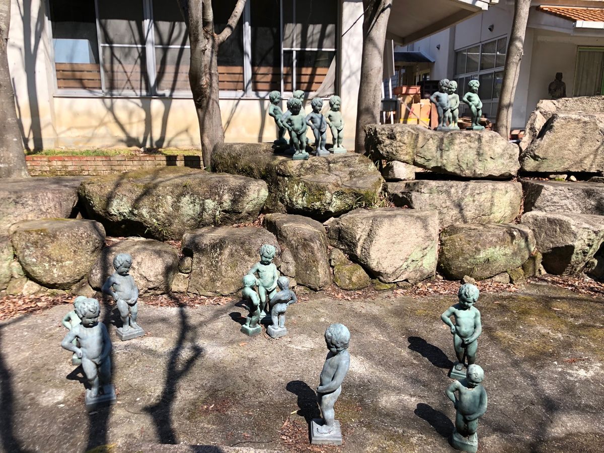 大量の小便小僧、自由の女神、マーライオン、デッカイ石貨などなど。けっこう面白い🤣