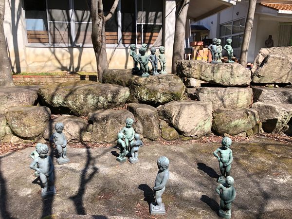 日本・姫路「姫路からの旅🇯🇵」の写真：大量の小便小僧、自由の女神、マーライオン...