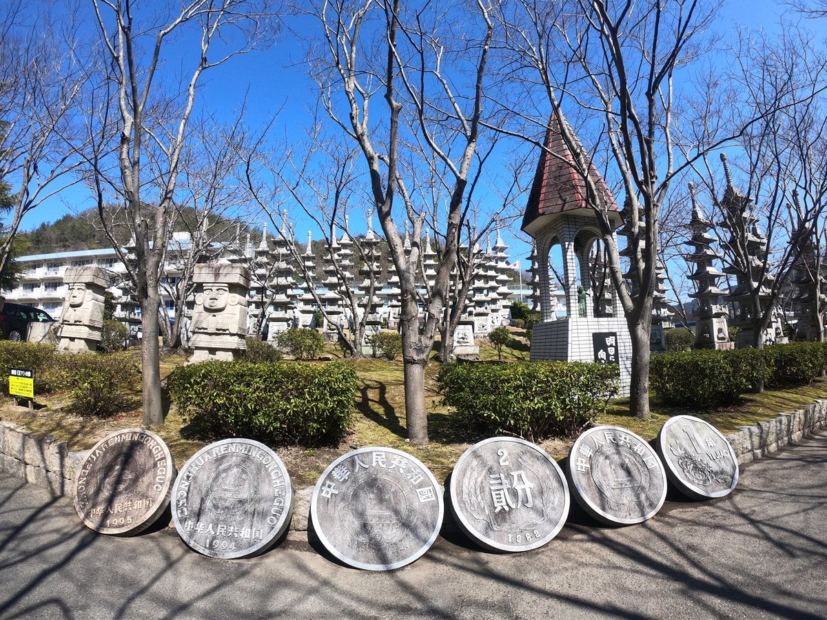 大量の小便小僧、自由の女神、マーライオン、デッカイ石貨などなど。けっこう面白い🤣