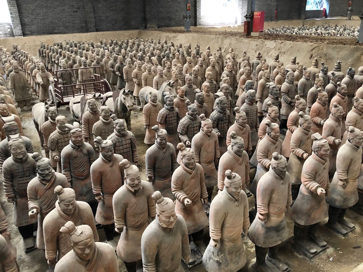 西安にも来れました❗️けっこうな数の兵马俑。実物見たことないけど。。これだ...