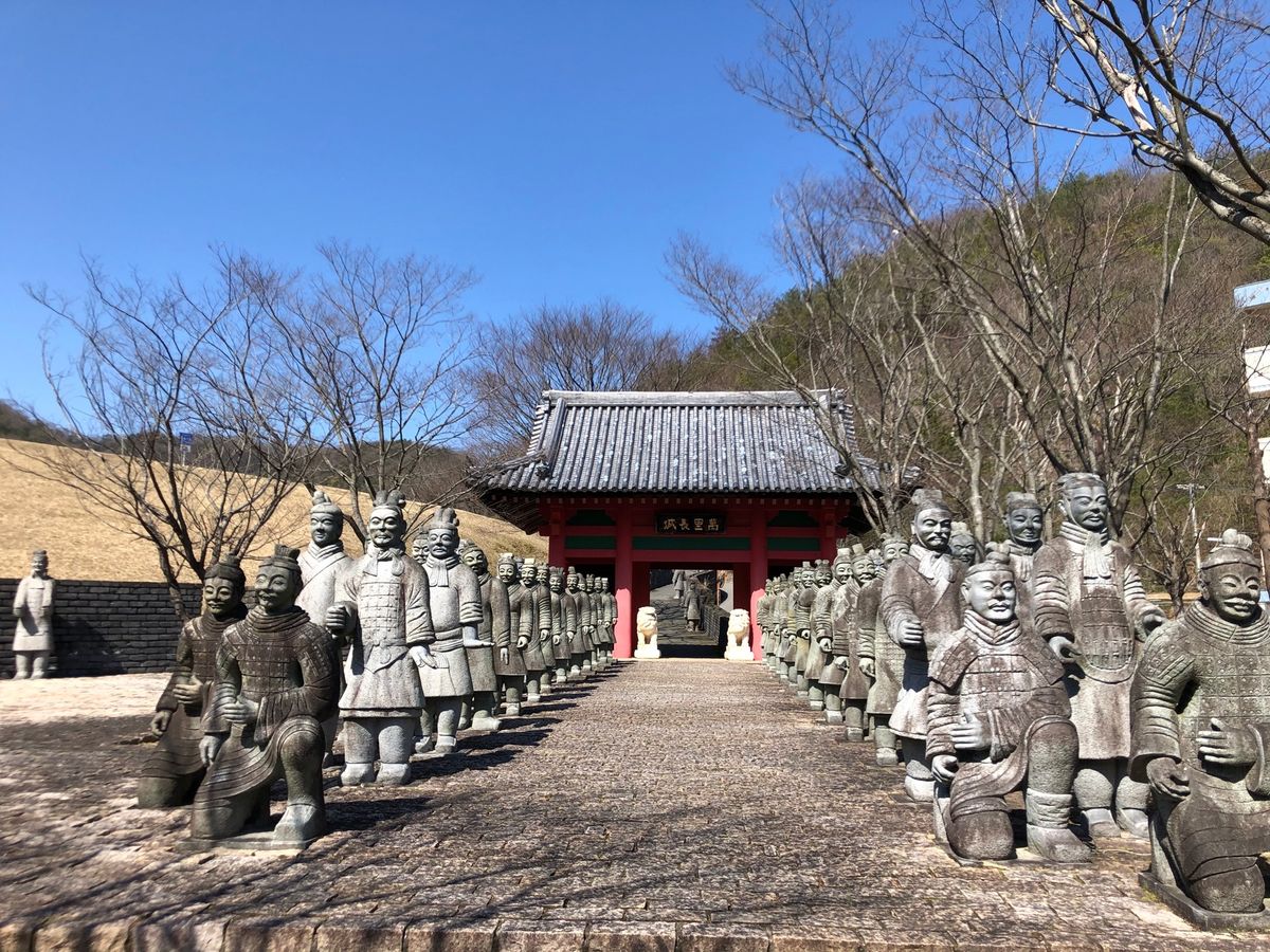 西安にも来れました❗️けっこうな数の兵马俑。実物見たことないけど。。これだ...
