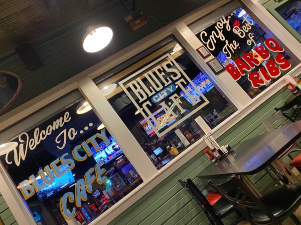 アメリカ(米国)・メンフィス、「音楽ルーツを辿る旅」の写真：朝5時まで営業の「BLUES CITY ...