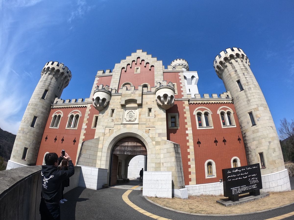 城のエリアはドイツの城っぽい感じ。何故か内部はトリックアートの嵐でした😅
...